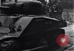 Standbild amerikanische Panzer auf den Straßen von St Lo Saint Lo Frankreich, 1944, aus Sekunde 56 historischem Filmmaterial Videoclip 65675027626