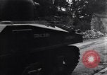 Standbild amerikanische Panzer auf den Straßen von St Lo Saint Lo Frankreich, 1944, aus Sekunde 58 historischem Filmmaterial Videoclip 65675027626