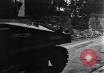 Standbild amerikanische Panzer auf den Straßen von St Lo Saint Lo Frankreich, 1944, aus Sekunde 59 historischem Filmmaterial Videoclip 65675027626