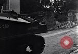 Standbild amerikanische Panzer auf den Straßen von St Lo Saint Lo Frankreich, 1944, aus Sekunde 60 historischem Filmmaterial Videoclip 65675027626