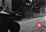 Standbild amerikanische Panzer auf den Straßen von St Lo Saint Lo Frankreich, 1944, aus Sekunde 61 historischem Filmmaterial Videoclip 65675027626
