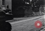 Standbild amerikanische Panzer auf den Straßen von St Lo Saint Lo Frankreich, 1944, aus Sekunde 62 historischem Filmmaterial Videoclip 65675027626