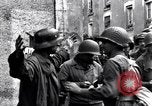Standbild deutschen Kriegsgefangenen erfasst in St Lo Saint Lo Frankreich, 1944, aus Sekunde 3 historischem Filmmaterial Videoclip 65675027627