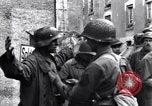 Standbild deutschen Kriegsgefangenen erfasst in St Lo Saint Lo Frankreich, 1944, aus Sekunde 4 historischem Filmmaterial Videoclip 65675027627