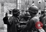 Standbild deutschen Kriegsgefangenen erfasst in St Lo Saint Lo Frankreich, 1944, aus Sekunde 5 historischem Filmmaterial Videoclip 65675027627