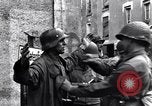 Standbild deutschen Kriegsgefangenen erfasst in St Lo Saint Lo Frankreich, 1944, aus Sekunde 6 historischem Filmmaterial Videoclip 65675027627