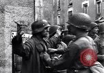 Standbild deutschen Kriegsgefangenen erfasst in St Lo Saint Lo Frankreich, 1944, aus Sekunde 7 historischem Filmmaterial Videoclip 65675027627