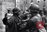 Standbild deutschen Kriegsgefangenen erfasst in St Lo Saint Lo Frankreich, 1944, aus Sekunde 8 historischem Filmmaterial Videoclip 65675027627