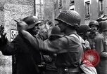 Standbild deutschen Kriegsgefangenen erfasst in St Lo Saint Lo Frankreich, 1944, aus Sekunde 10 historischem Filmmaterial Videoclip 65675027627