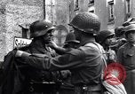 Standbild deutschen Kriegsgefangenen erfasst in St Lo Saint Lo Frankreich, 1944, aus Sekunde 11 historischem Filmmaterial Videoclip 65675027627