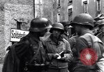 Standbild deutschen Kriegsgefangenen erfasst in St Lo Saint Lo Frankreich, 1944, aus Sekunde 12 historischem Filmmaterial Videoclip 65675027627
