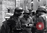 Standbild deutschen Kriegsgefangenen erfasst in St Lo Saint Lo Frankreich, 1944, aus Sekunde 13 historischem Filmmaterial Videoclip 65675027627
