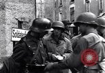 Standbild deutschen Kriegsgefangenen erfasst in St Lo Saint Lo Frankreich, 1944, aus Sekunde 14 historischem Filmmaterial Videoclip 65675027627