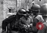 Standbild deutschen Kriegsgefangenen erfasst in St Lo Saint Lo Frankreich, 1944, aus Sekunde 15 historischem Filmmaterial Videoclip 65675027627