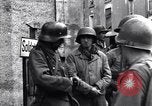 Standbild deutschen Kriegsgefangenen erfasst in St Lo Saint Lo Frankreich, 1944, aus Sekunde 16 historischem Filmmaterial Videoclip 65675027627