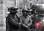 Standbild deutschen Kriegsgefangenen erfasst in St Lo Saint Lo Frankreich, 1944, aus Sekunde 17 historischem Filmmaterial Videoclip 65675027627