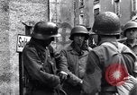 Standbild deutschen Kriegsgefangenen erfasst in St Lo Saint Lo Frankreich, 1944, aus Sekunde 18 historischem Filmmaterial Videoclip 65675027627