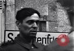 Standbild deutschen Kriegsgefangenen erfasst in St Lo Saint Lo Frankreich, 1944, aus Sekunde 22 historischem Filmmaterial Videoclip 65675027627