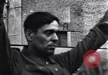 Standbild deutschen Kriegsgefangenen erfasst in St Lo Saint Lo Frankreich, 1944, aus Sekunde 23 historischem Filmmaterial Videoclip 65675027627