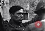 Standbild deutschen Kriegsgefangenen erfasst in St Lo Saint Lo Frankreich, 1944, aus Sekunde 24 historischem Filmmaterial Videoclip 65675027627