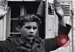 Standbild deutschen Kriegsgefangenen erfasst in St Lo Saint Lo Frankreich, 1944, aus Sekunde 26 historischem Filmmaterial Videoclip 65675027627