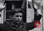 Standbild deutschen Kriegsgefangenen erfasst in St Lo Saint Lo Frankreich, 1944, aus Sekunde 28 historischem Filmmaterial Videoclip 65675027627