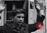 Standbild deutschen Kriegsgefangenen erfasst in St Lo Saint Lo Frankreich, 1944, aus Sekunde 29 historischem Filmmaterial Videoclip 65675027627
