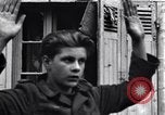 Standbild deutschen Kriegsgefangenen erfasst in St Lo Saint Lo Frankreich, 1944, aus Sekunde 30 historischem Filmmaterial Videoclip 65675027627