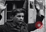 Standbild deutschen Kriegsgefangenen erfasst in St Lo Saint Lo Frankreich, 1944, aus Sekunde 31 historischem Filmmaterial Videoclip 65675027627