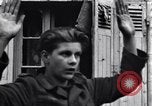 Standbild deutschen Kriegsgefangenen erfasst in St Lo Saint Lo Frankreich, 1944, aus Sekunde 32 historischem Filmmaterial Videoclip 65675027627