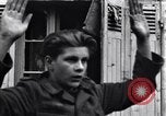 Standbild deutschen Kriegsgefangenen erfasst in St Lo Saint Lo Frankreich, 1944, aus Sekunde 33 historischem Filmmaterial Videoclip 65675027627