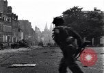 Standbild deutschen Kriegsgefangenen erfasst in St Lo Saint Lo Frankreich, 1944, aus Sekunde 38 historischem Filmmaterial Videoclip 65675027627