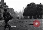 Standbild deutschen Kriegsgefangenen erfasst in St Lo Saint Lo Frankreich, 1944, aus Sekunde 39 historischem Filmmaterial Videoclip 65675027627