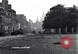 Standbild deutschen Kriegsgefangenen erfasst in St Lo Saint Lo Frankreich, 1944, aus Sekunde 40 historischem Filmmaterial Videoclip 65675027627