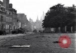 Standbild deutschen Kriegsgefangenen erfasst in St Lo Saint Lo Frankreich, 1944, aus Sekunde 44 historischem Filmmaterial Videoclip 65675027627
