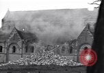 Standbild deutschen Kriegsgefangenen erfasst in St Lo Saint Lo Frankreich, 1944, aus Sekunde 52 historischem Filmmaterial Videoclip 65675027627