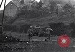 Standbild Soldaten Saint Lo Frankreich, 1944, aus Sekunde 14 historischem Filmmaterial Videoclip 65675027631