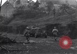 Standbild Soldaten Saint Lo Frankreich, 1944, aus Sekunde 15 historischem Filmmaterial Videoclip 65675027631