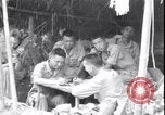 Standbild chinesischen und amerikanischen Offizieren Myitkyina Airdrome Birma, 1944, aus Sekunde 4 historischem Filmmaterial Videoclip 65675027634