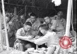 Standbild chinesischen und amerikanischen Offizieren Myitkyina Airdrome Birma, 1944, aus Sekunde 6 historischem Filmmaterial Videoclip 65675027634
