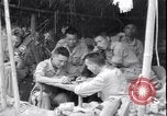 Standbild chinesischen und amerikanischen Offizieren Myitkyina Airdrome Birma, 1944, aus Sekunde 9 historischem Filmmaterial Videoclip 65675027634