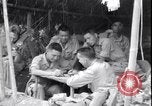 Standbild chinesischen und amerikanischen Offizieren Myitkyina Airdrome Birma, 1944, aus Sekunde 10 historischem Filmmaterial Videoclip 65675027634