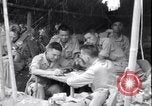 Standbild chinesischen und amerikanischen Offizieren Myitkyina Airdrome Birma, 1944, aus Sekunde 11 historischem Filmmaterial Videoclip 65675027634