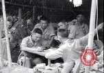 Standbild chinesischen und amerikanischen Offizieren Myitkyina Airdrome Birma, 1944, aus Sekunde 12 historischem Filmmaterial Videoclip 65675027634