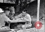 Standbild chinesischen und amerikanischen Offizieren Myitkyina Airdrome Birma, 1944, aus Sekunde 26 historischem Filmmaterial Videoclip 65675027634