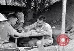 Standbild chinesischen und amerikanischen Offizieren Myitkyina Airdrome Birma, 1944, aus Sekunde 30 historischem Filmmaterial Videoclip 65675027634