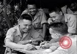Standbild chinesischen und amerikanischen Offizieren Myitkyina Airdrome Birma, 1944, aus Sekunde 33 historischem Filmmaterial Videoclip 65675027634