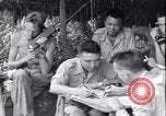 Standbild chinesischen und amerikanischen Offizieren Myitkyina Airdrome Birma, 1944, aus Sekunde 43 historischem Filmmaterial Videoclip 65675027634