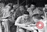 Standbild chinesischen und amerikanischen Offizieren Myitkyina Airdrome Birma, 1944, aus Sekunde 44 historischem Filmmaterial Videoclip 65675027634