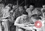 Standbild chinesischen und amerikanischen Offizieren Myitkyina Airdrome Birma, 1944, aus Sekunde 45 historischem Filmmaterial Videoclip 65675027634